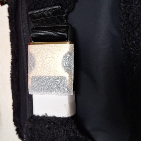 LULULEMON FURRY FLEECE ADJUSTABLE LARGE BLACK WITH GOLD HARDWARE BELT BAG/SLING - Picture 4 of 5